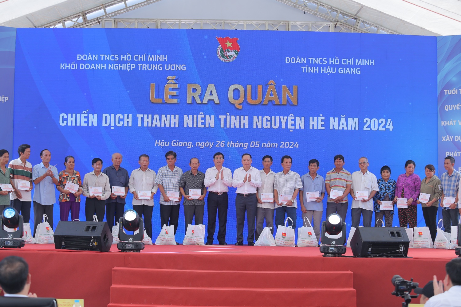 Petrovietnam trao tặng nhiều công trình an sinh tại Lễ ra quân Chiến dịch thanh niên tình nguyện hè năm 2024 của Đoàn Khối DNTW