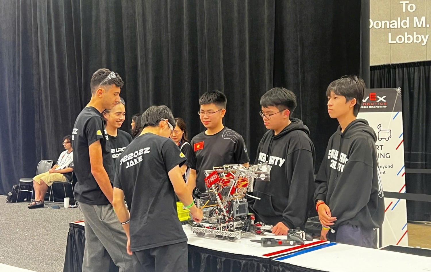   Các đội tuyển V5RC Middle School Việt Nam thi đấu đầy nỗ lực tại vòng loại VEX Robotics World Championship 2026